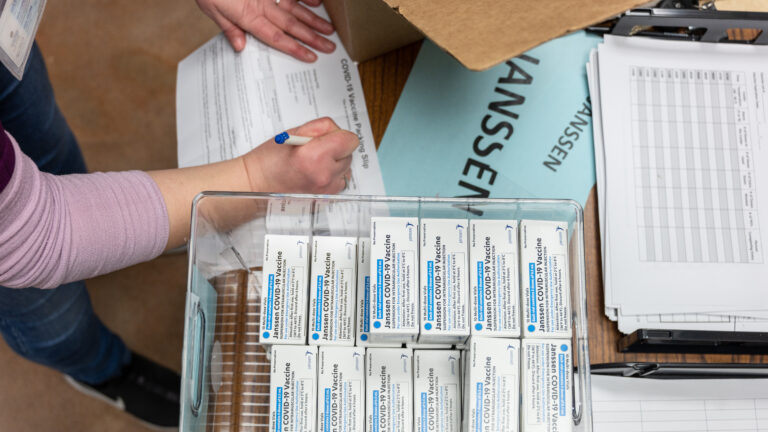 الولايات المتحدة تنهي التوقف المؤقت على لقاح  جونسون آند جونسون (J & J) بعد القلق بشأن الجلطات